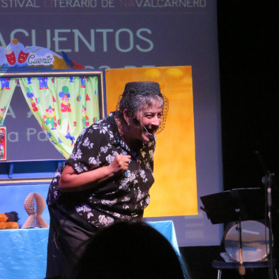 Pura Pascual contando cuentos en FELINA'24