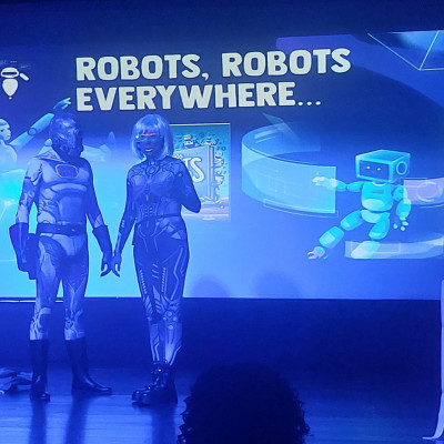 Robots presentando el libro