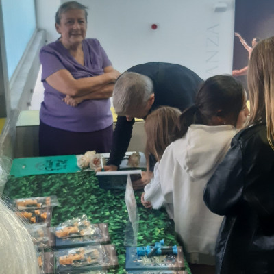 Firmando libros en la presentación