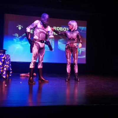 Robots presentando el libro