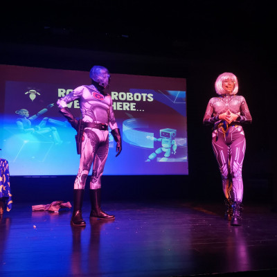 Robots presentando el libro